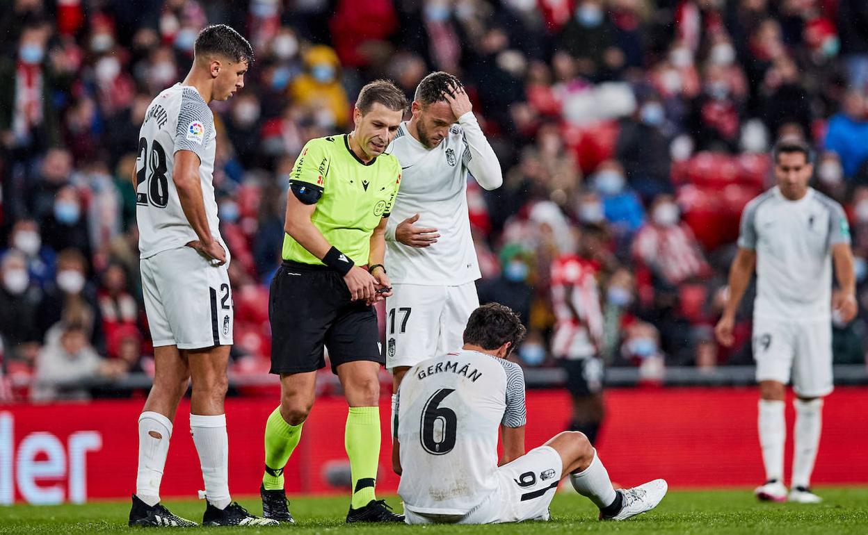 Adrián Cordero Vega se preocupa por Germán tras lesionarse en San Mamés. 