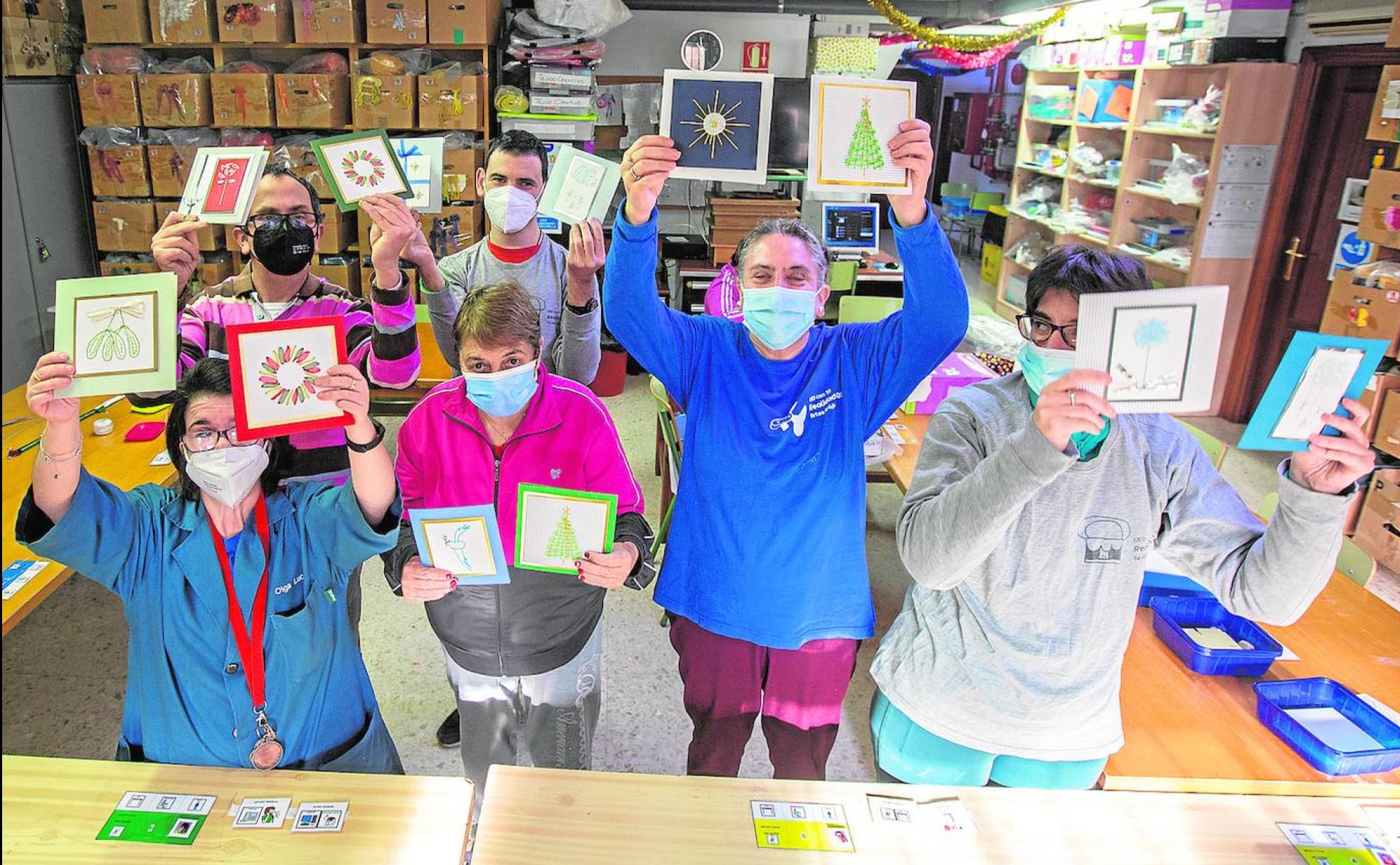 Algunos de los creadores de tarjetas navideñas de Asprogrades, con el producto de su trabajo.