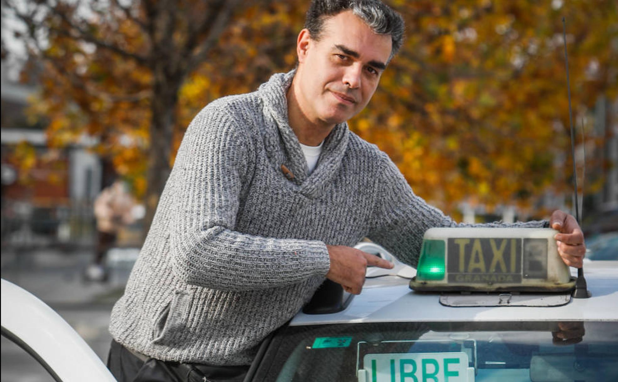 Ricardo Rueda, a lomos del taxi que conducirá esta Nochevieja.