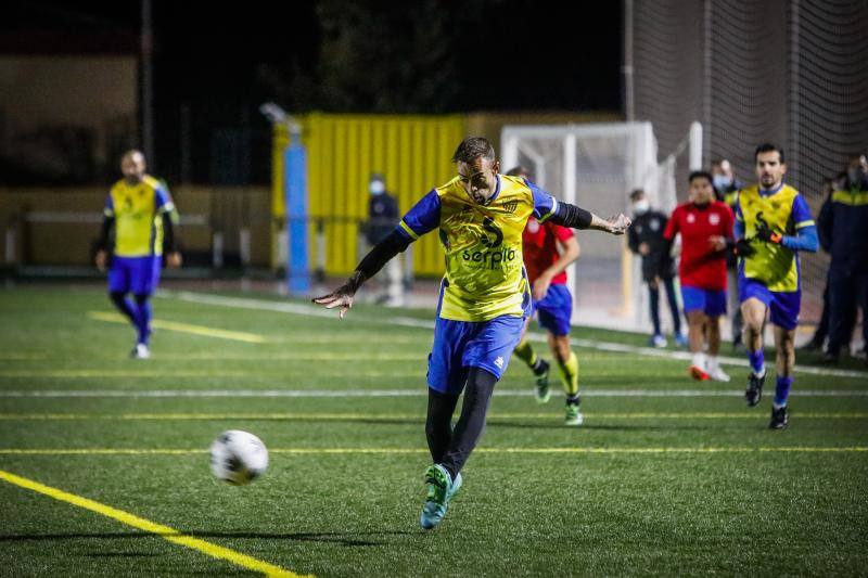 Dani Benítez pone un centro por banda, como en sus mejores tiempos en Los Cármenes. 