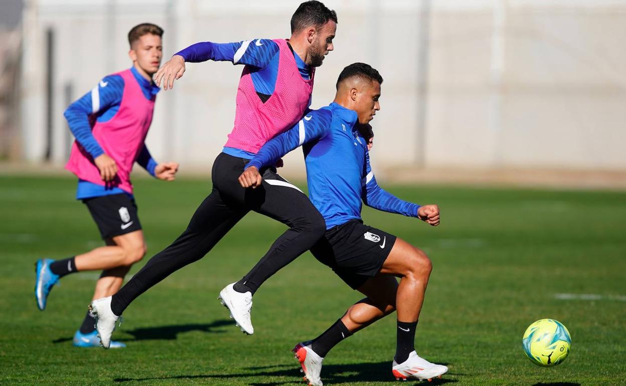 Quini, que vuelve tras sanción, persigue a Machís en el entreno.