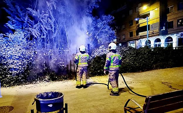 Un cohete provoca un incendio en una zona ajardinada del Camino de Ronda de Granada