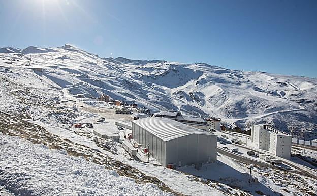 El hangar que el equipo de Netflix ha construido en Sierra Nevada para el rodaje.
