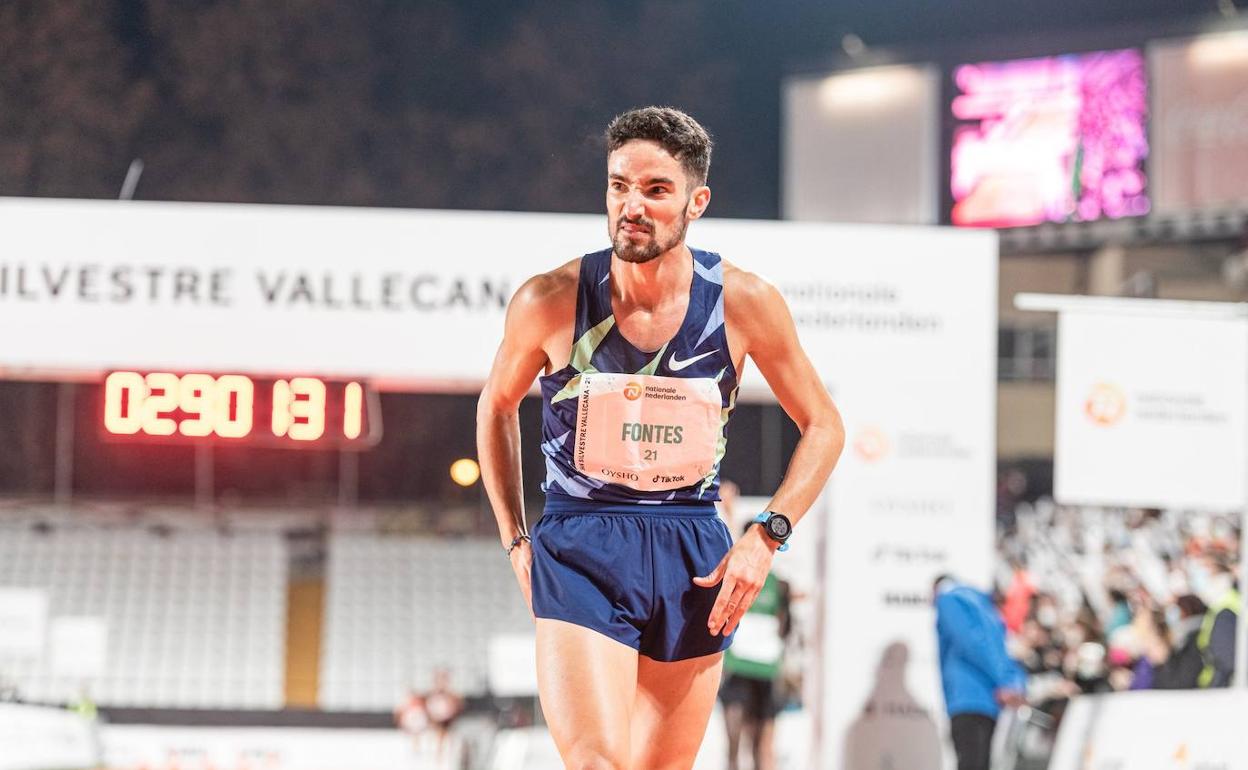 Ignacio Fontes entra exhausto al estadio de Vallecas. 