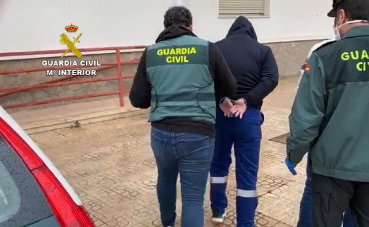 La Guardia Civil conduce al detenido a los calabozos.