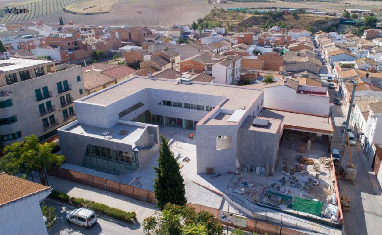 Obras del Edificio de Actividades Económicas y Participación Ciudadana de Peal de Becerro, con 700.000 euros de inversión, apuesta para dinamizar cultural y económicamente el municipio, de los que más población ganan. 