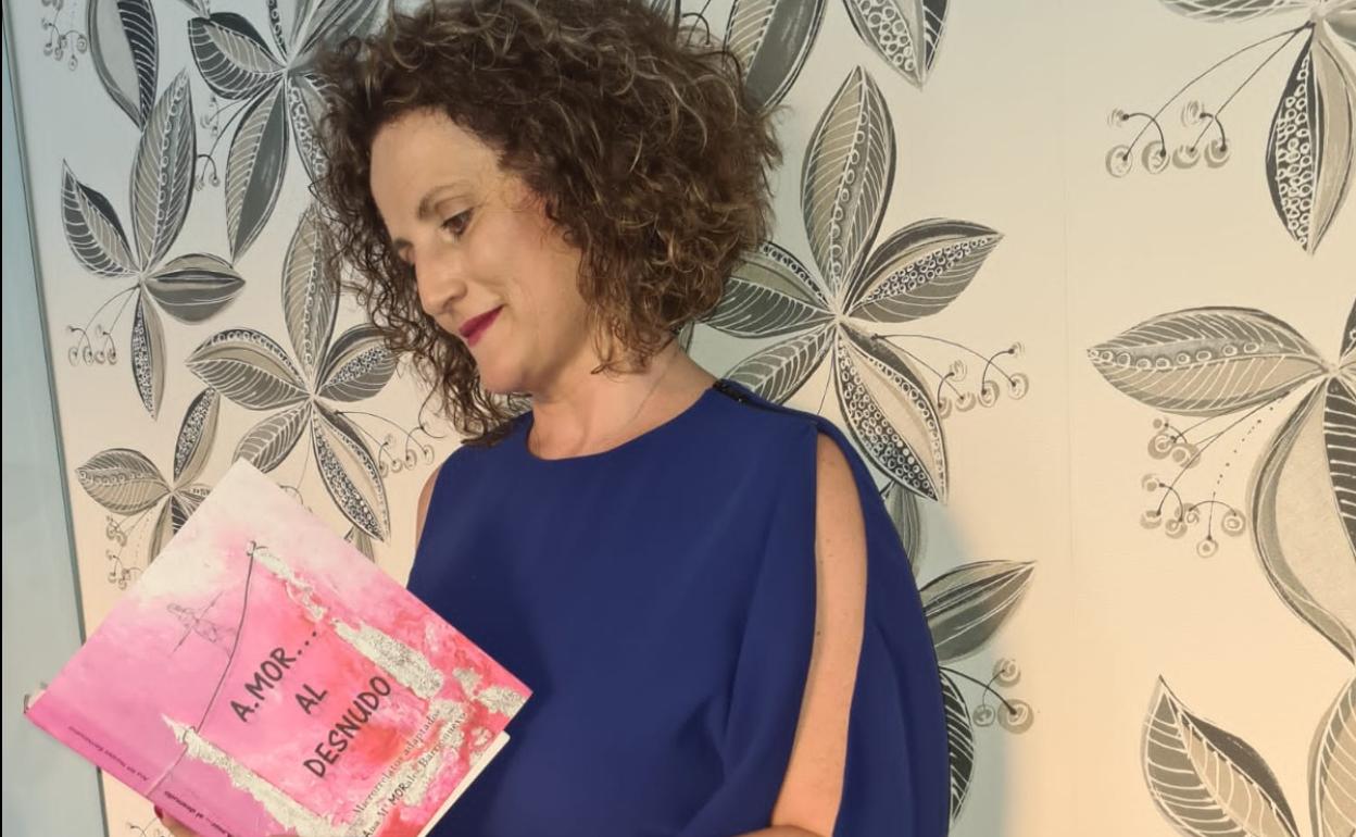 La escritora Ana María Morales posa con su libro. 