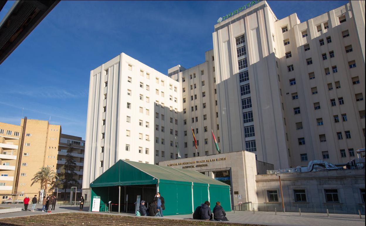 La fachada del hospital Virgen de las Nieves de la capital. 