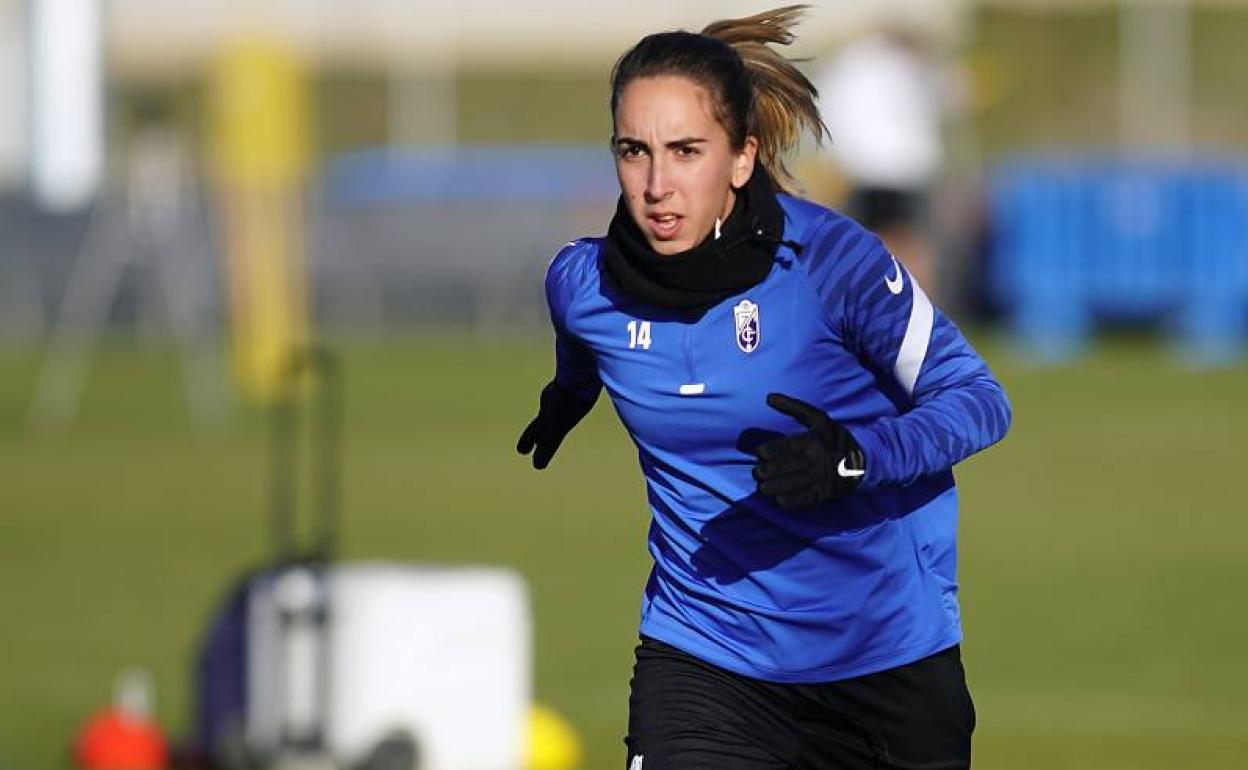 Adriana Cuadros, jugadora del Granada, en un entreno. 