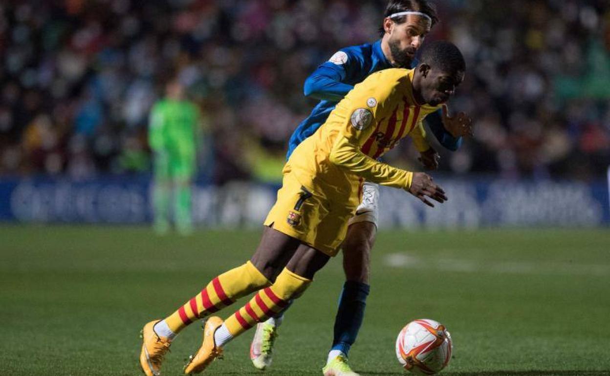 Dembélé en un lance del partido en Linarejos. 