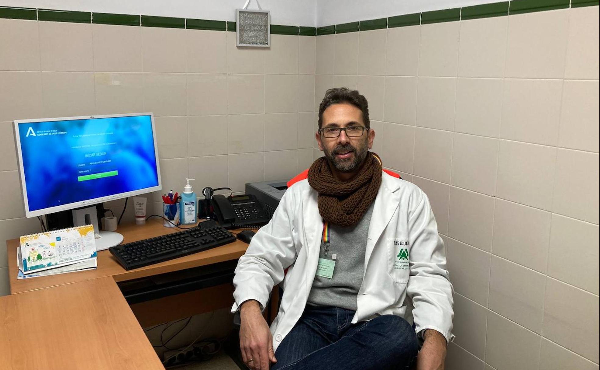 Esteban Requena, en su consulta en el Centro de Salud de Huércal-Overa. 