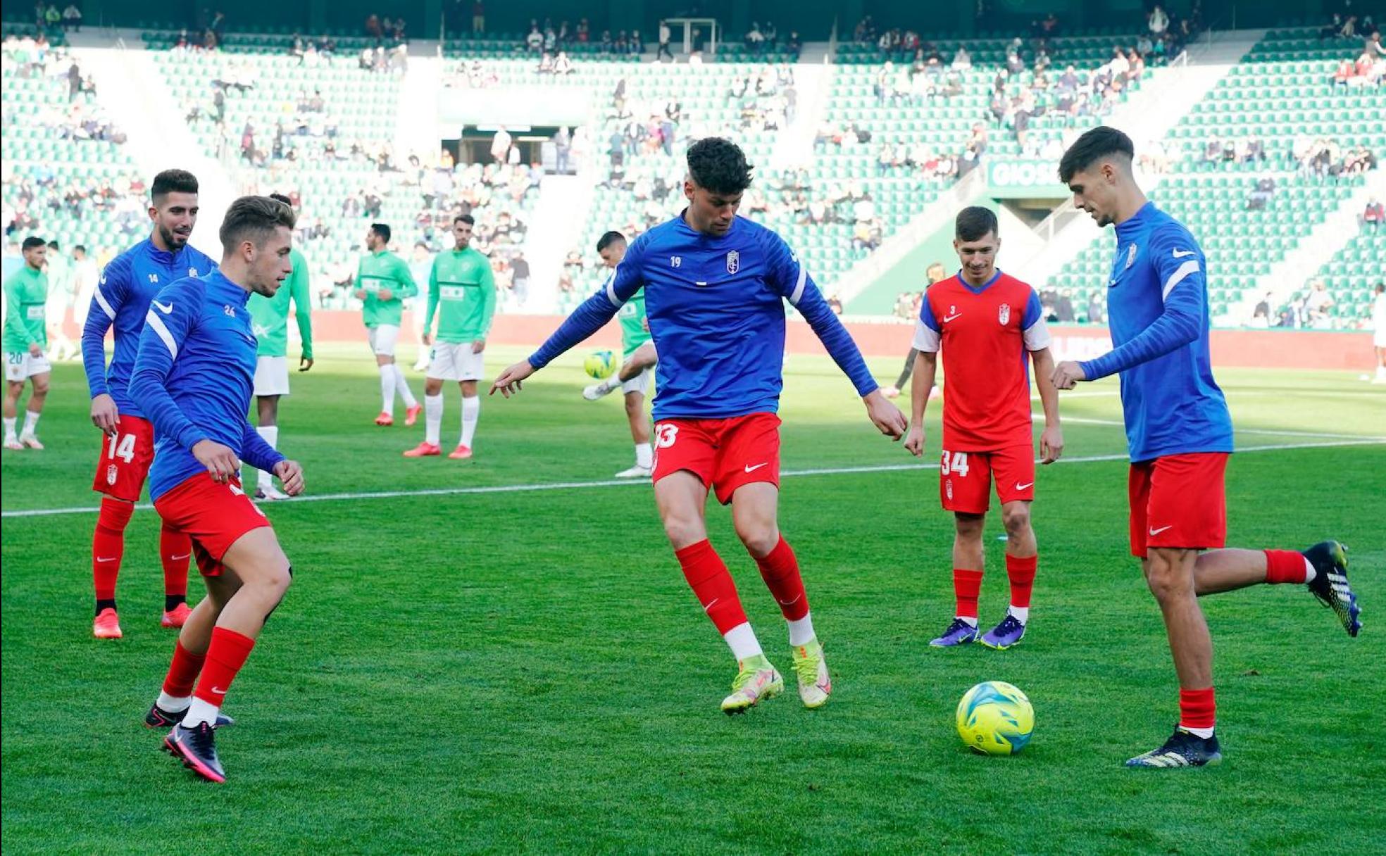 Los canteranos Isma Ruiz, Adri Butzke, Pepe Sánchez y Bryan Zaragoza, junto a Monchu Rodríguez en un rondo previo al partido en Elche del pasado domingo.
