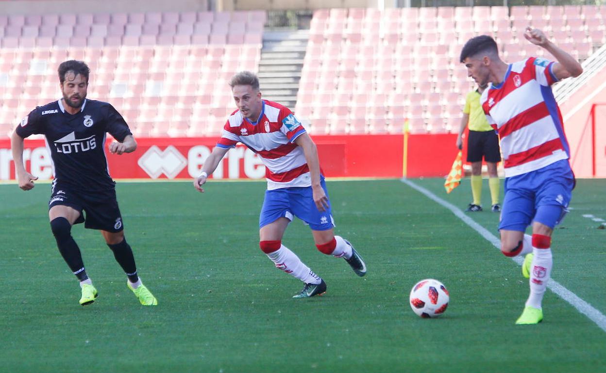 Carlos Neva recibe un balón en un partido con el Granada B en Los Cármenes. 