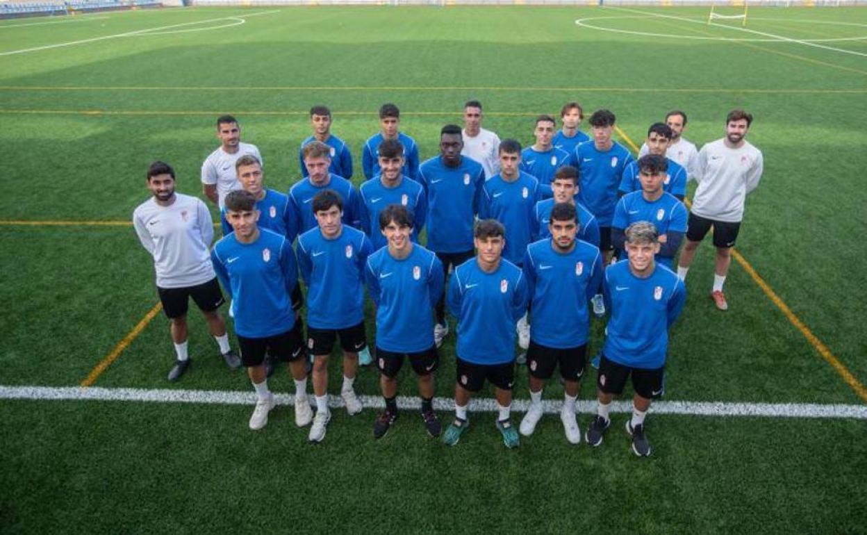 Los integrantes del Juvenil A del Granada CF en División de Honor que dirige Juan Antonio Milla, atrás y en el centro, posan en el Antonio Bailón de Peligros.