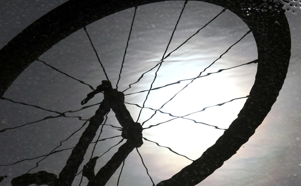 Reflejo de una bicicleta en un charco