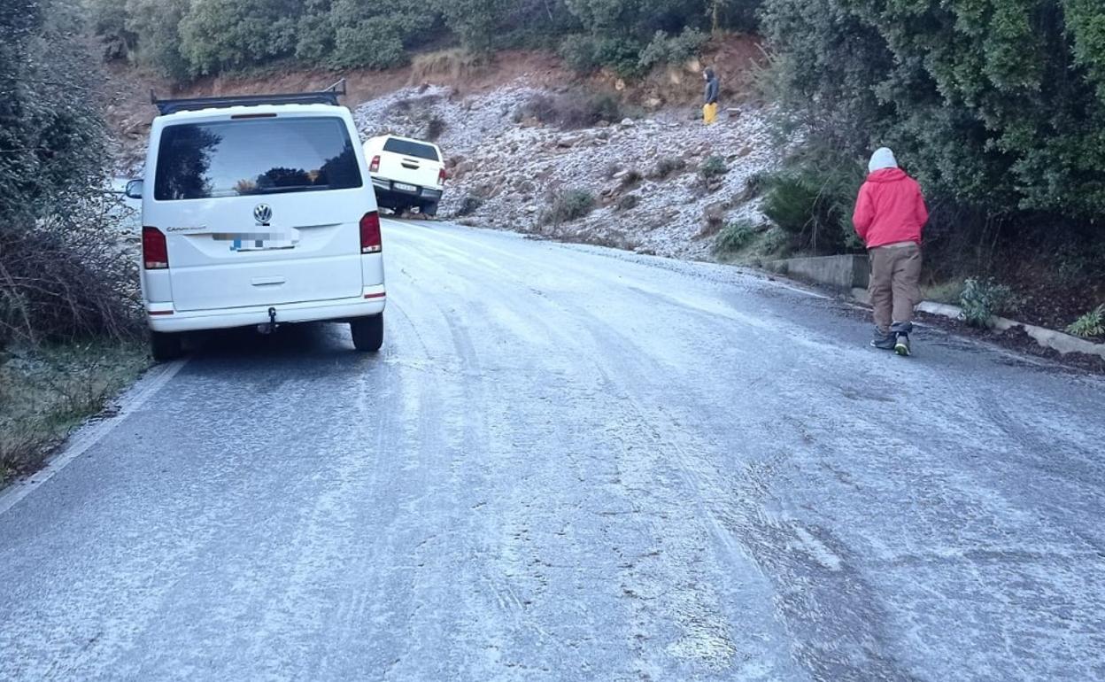 La Guardia Civil de Granada rescata a cinco niños y seis adultos ingleses atrapados en el hielo