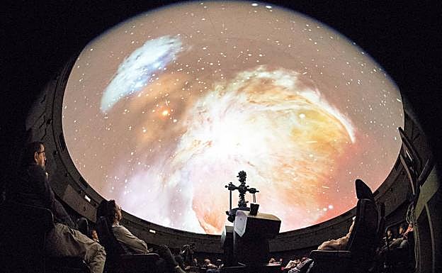 La proyección en tres dimensiones garantiza una experiencia inmersiva en el Planetario.
