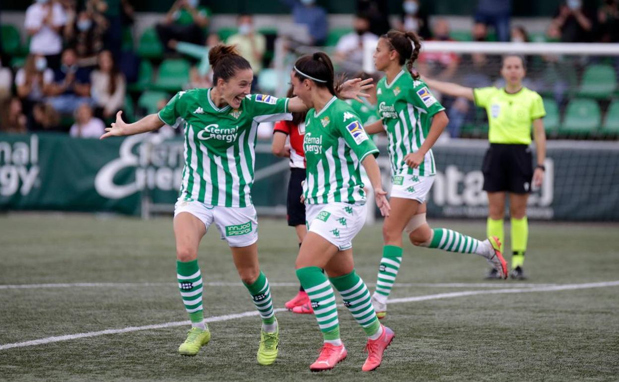 Las jugadoras del Betis celebran un gol en su Ciudad Deportiva. 