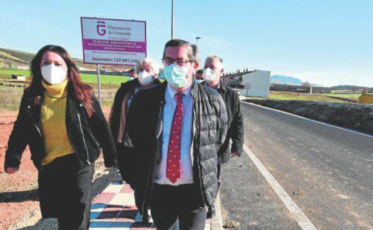 El presidente de la Diputación de Granada ha visitado las obras de las tres carreteras provinciales (en la foto, en Gobernador).