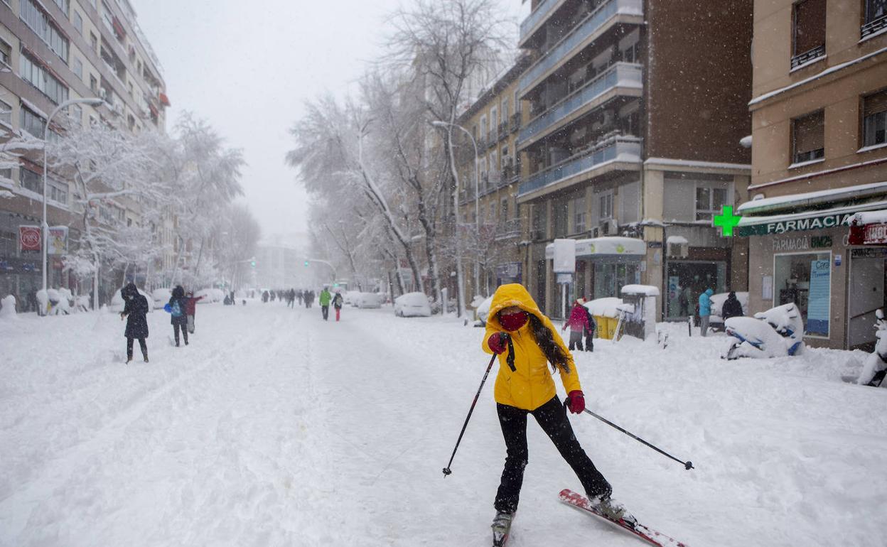 Las calles nevadas movieron a algunos a calzarse los esquís para desplazarse por Madrid. 