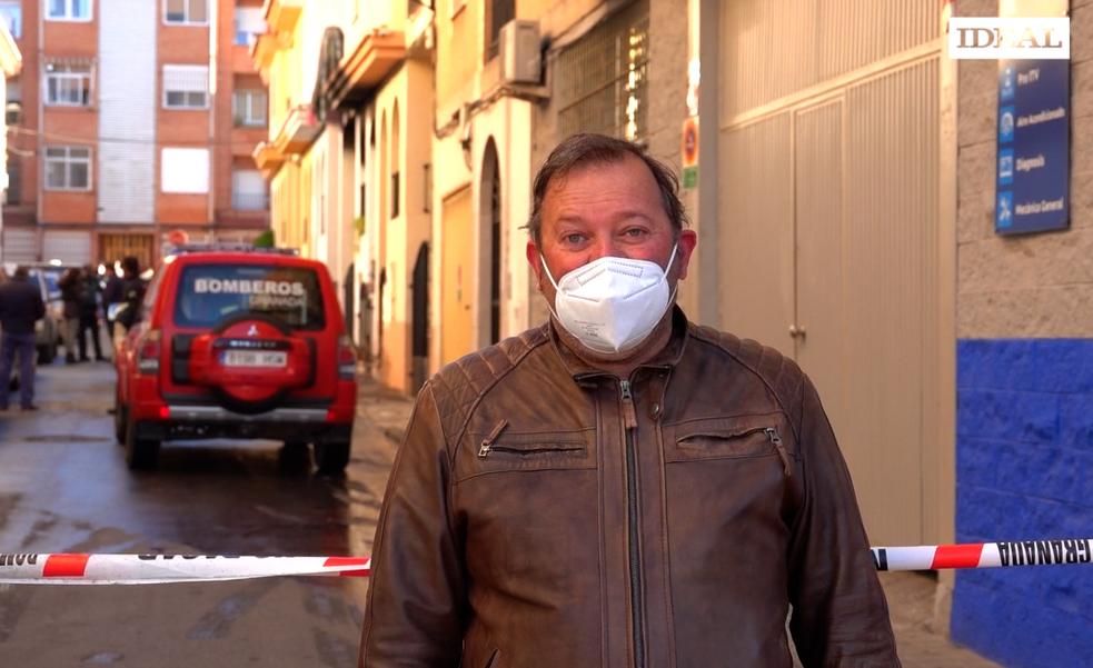 El periodista de Ideal J.R. Villalba informa desde el lugar del incendio mortal en Maracena
