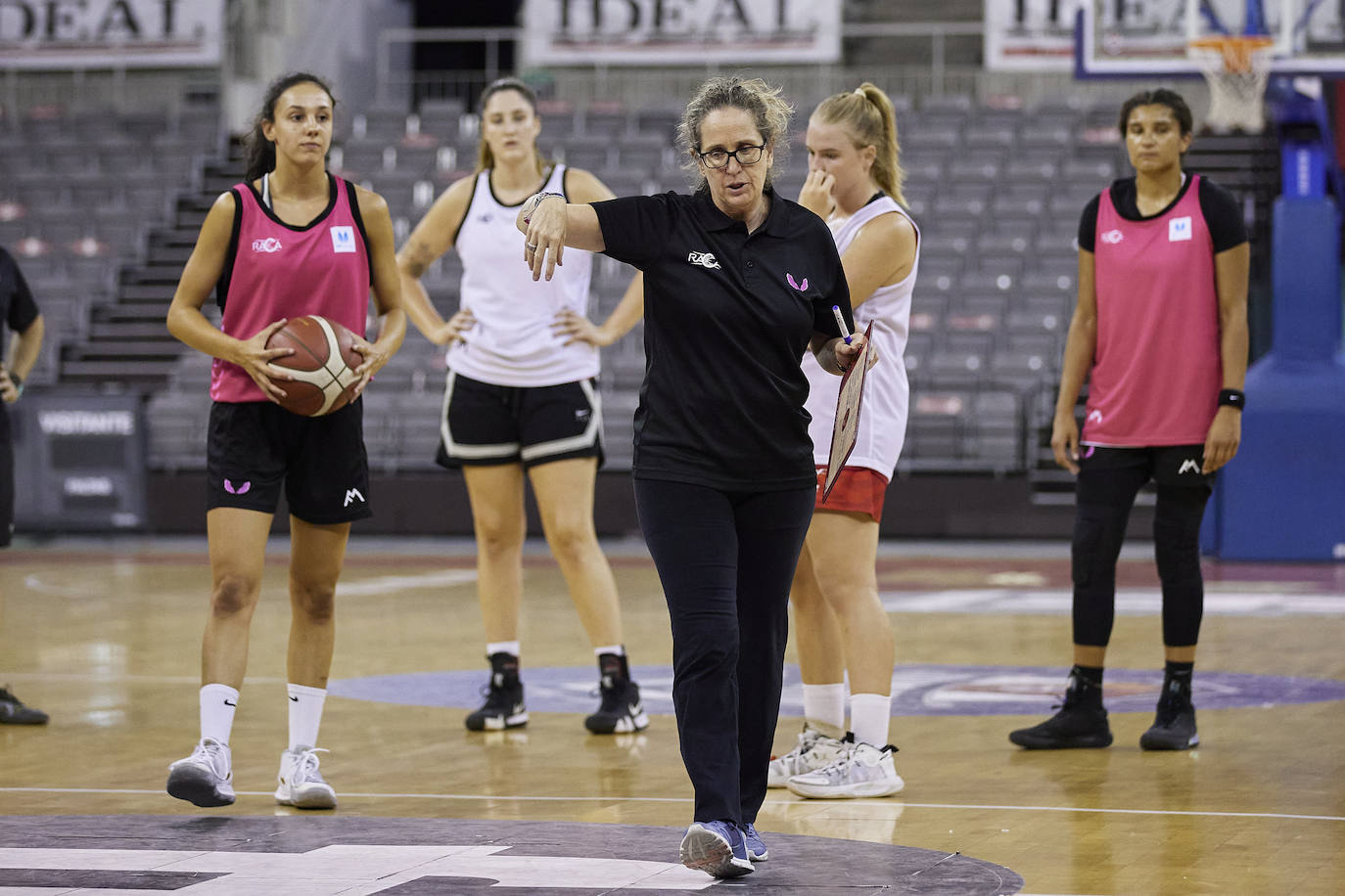 Maribel Piñar dirige un entrenamiento y hoy no dispone de sus americanas Coffee, segunda por la izquierda, y Roma, primera por la derecha.