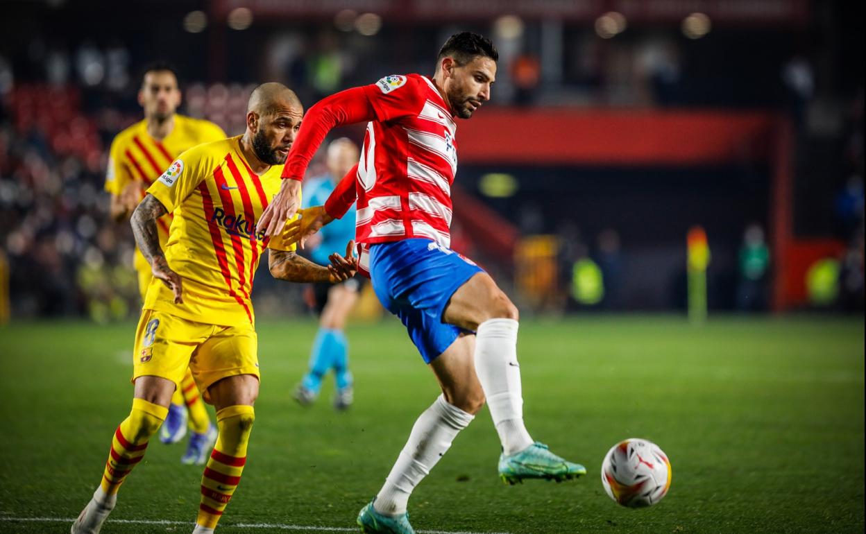 Puertas controla un balón ante la presión de Dani Alves. 