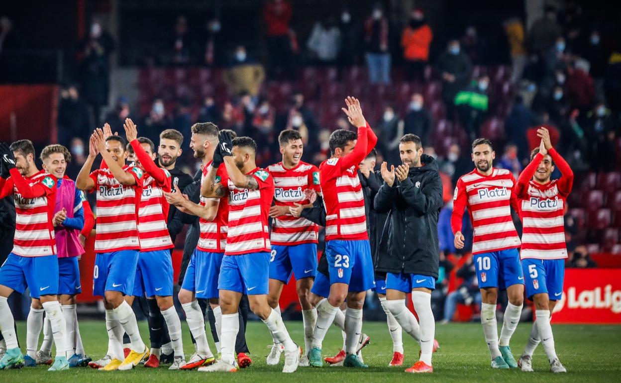 Duarte, en el centro a la derecha del portero Luis Maximiano, sonríe y aplaude a la afición tras el empate logrado por el Granada ante el Barça. 