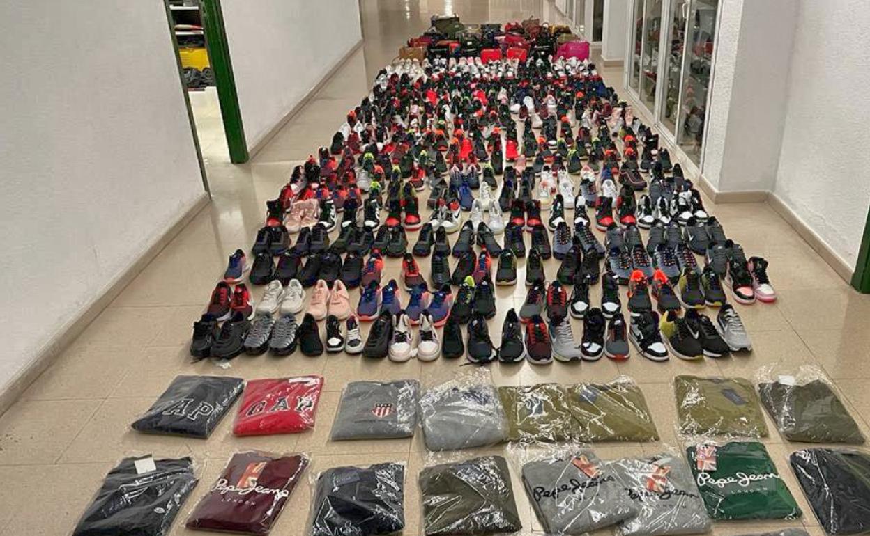 Imagen de todos los artículos incautados el domingo.