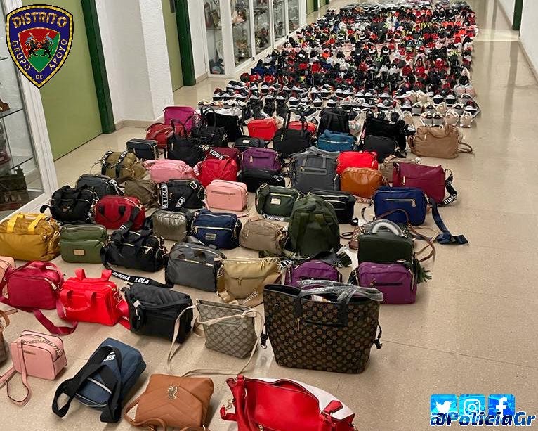 Los bolsos incautados por los agentes.