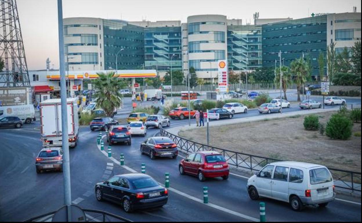 El tráfico para entrar en el PTSpor la salida del hospital es un goteo incesante de automóviles en hora punta