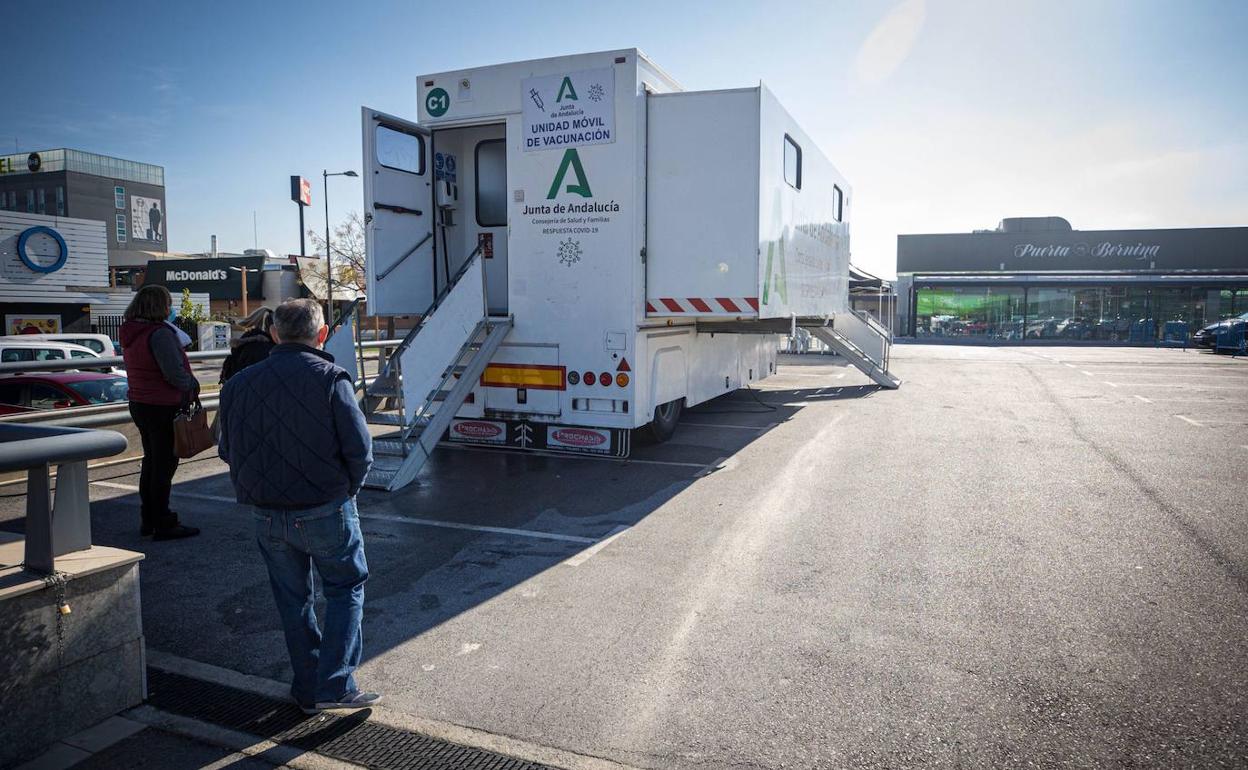 La unidad móvil aparcó ayer en el parte comercial Graníta para administrar vacunas. 