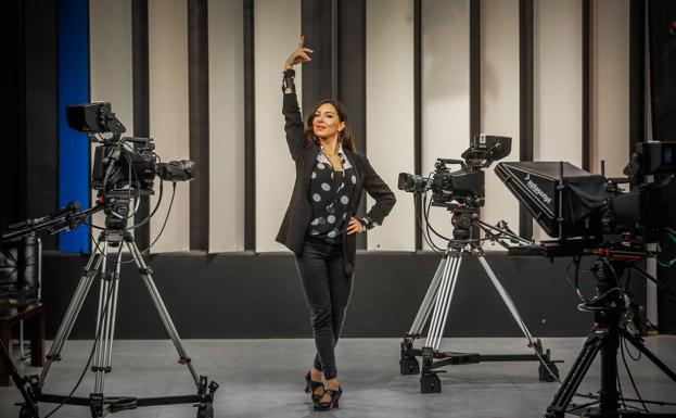 Rocío Monotya, bailando en la sala de realización de la Facultad de Comunicación Audiovisual de la UGR. 