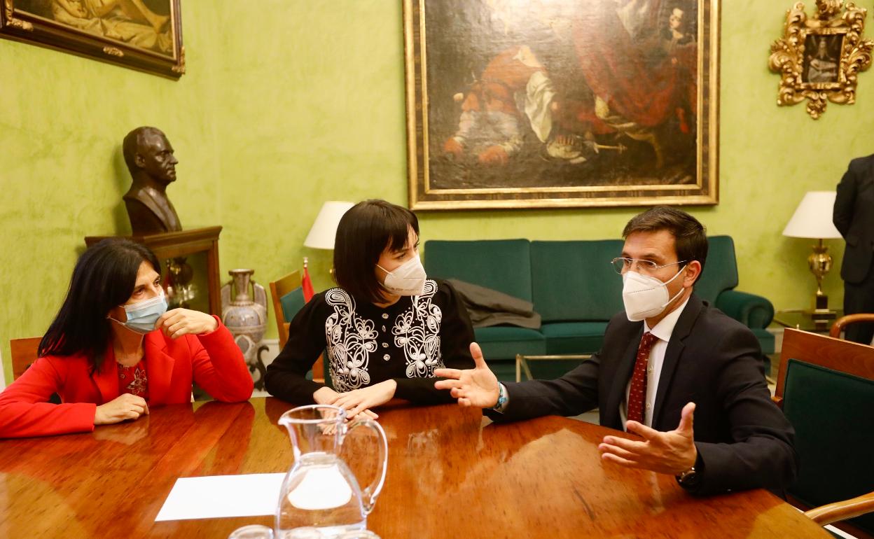 La ministra de Ciencia e Innovación, Diana Morant y el alcalde de Granada