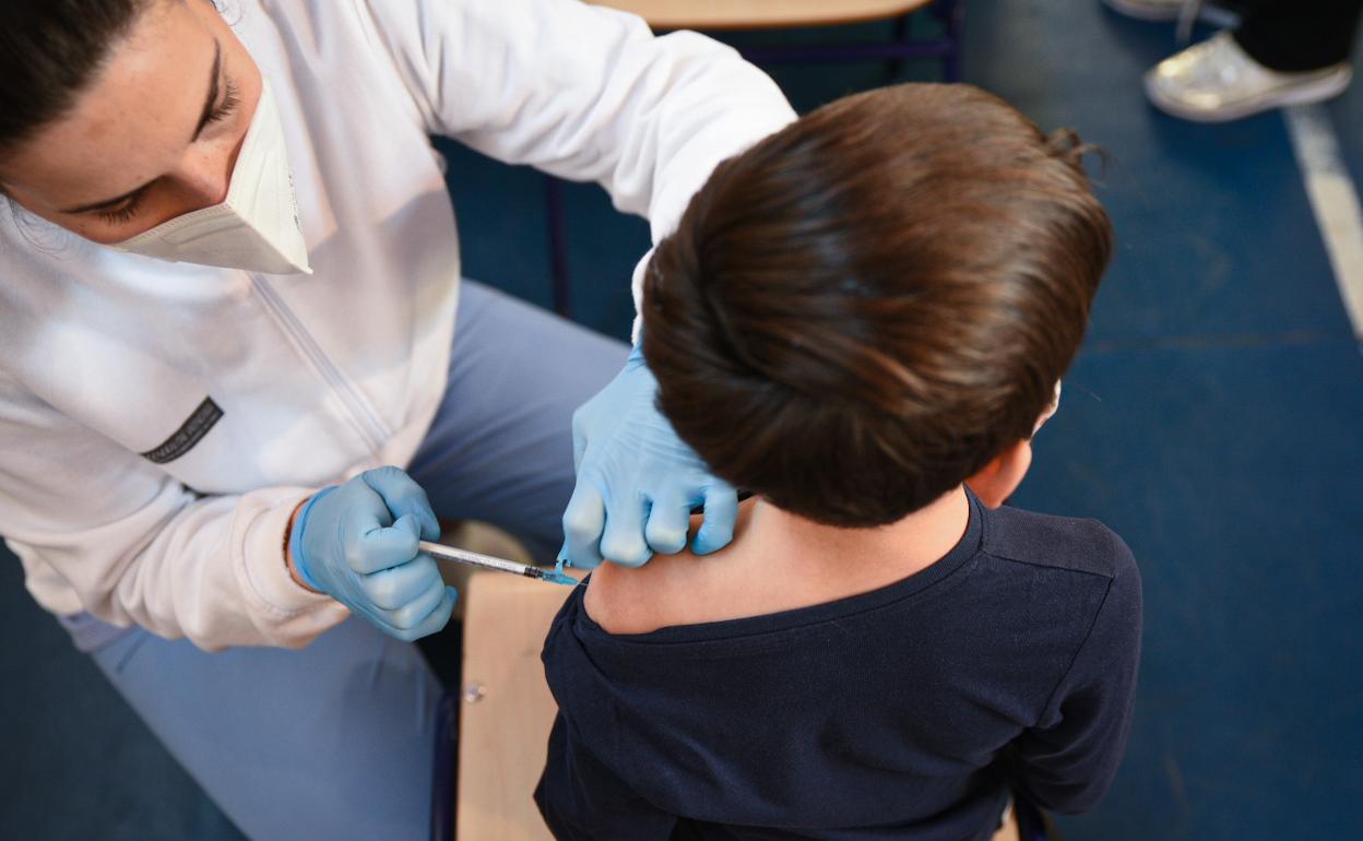 Un niño recibe la vacuna contra el covid-19