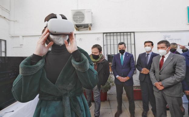 La ministra Morant prueba unas gafas virtuales.