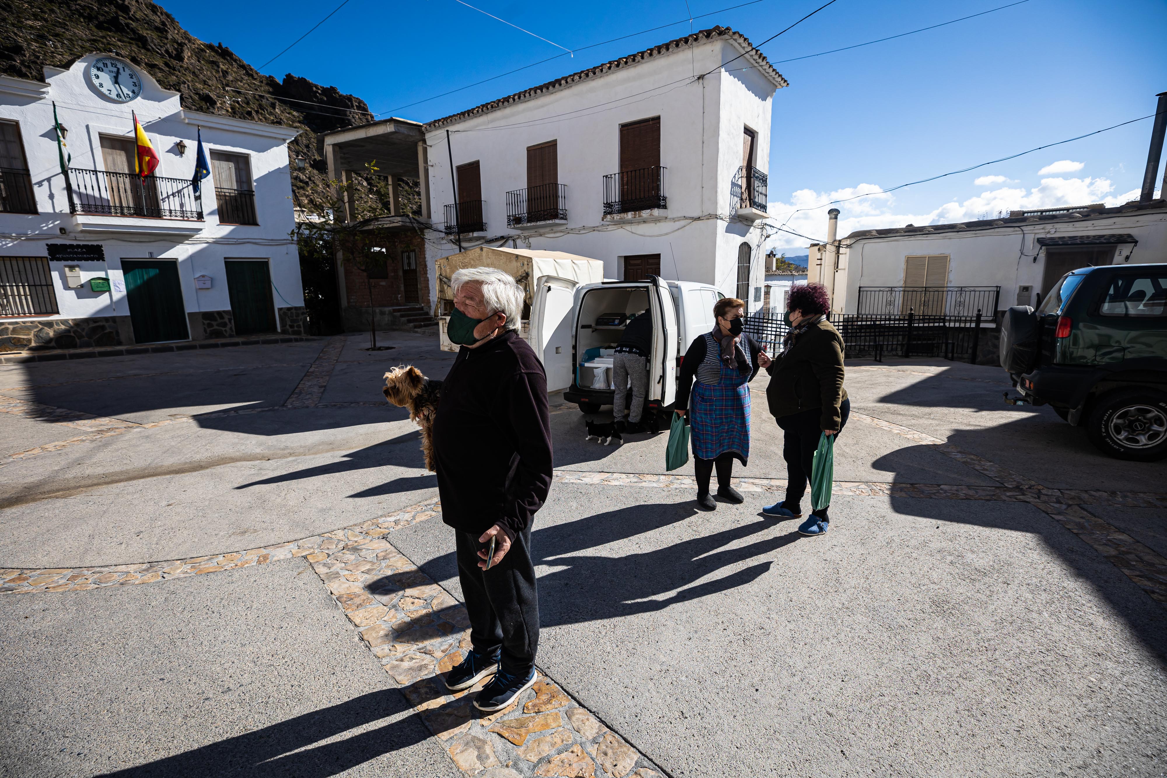 Los vecinos de Cástaras acuden a la llamada del pescadero