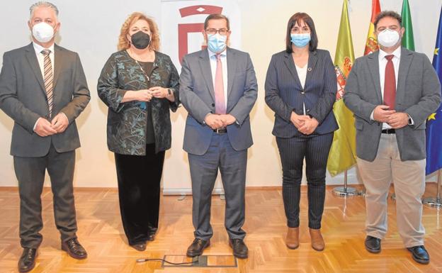 Presentación de los proyectos de la Diputación de Granada para el año 2022. En el centro, el presidente de la institución, José Entrena