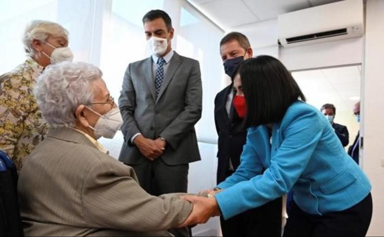 Pedro Sánchez con la ministra de Sanidad y el presidente de Castilla-La Mancha, durante una visita a la primera vacunada en España.