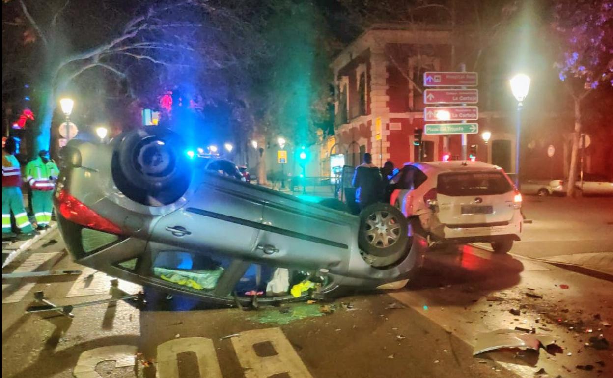 El turismo volcado y el taxi, detrás.