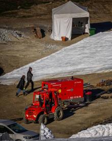 Imagen secundaria 2 - El fuselaje cubierto por una lona azul y la nieve artificial, creciendo por días. 