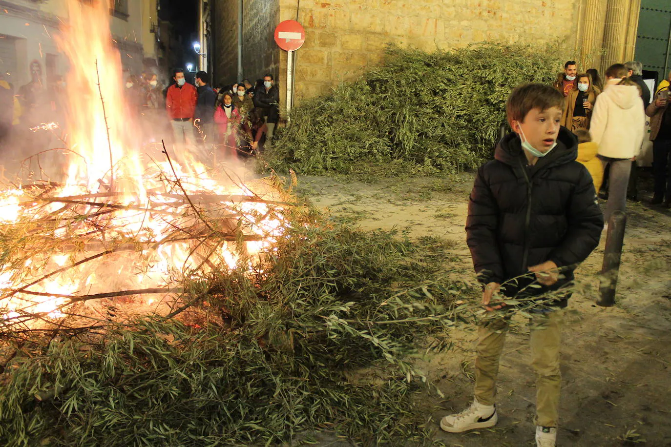 Fotos: Las lumbres de San Antón iluminan Jaén de fiesta