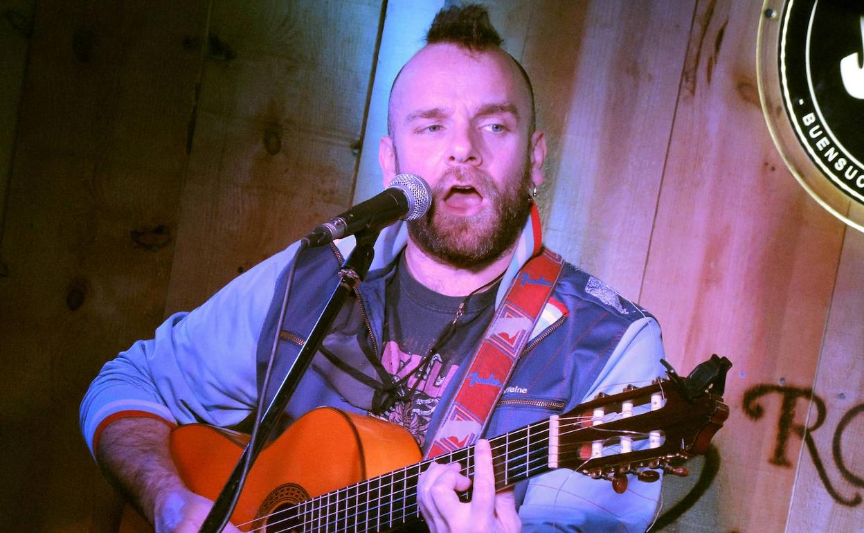 El Niño de la Hipoteca, durante su actuación de anoche en Granada.