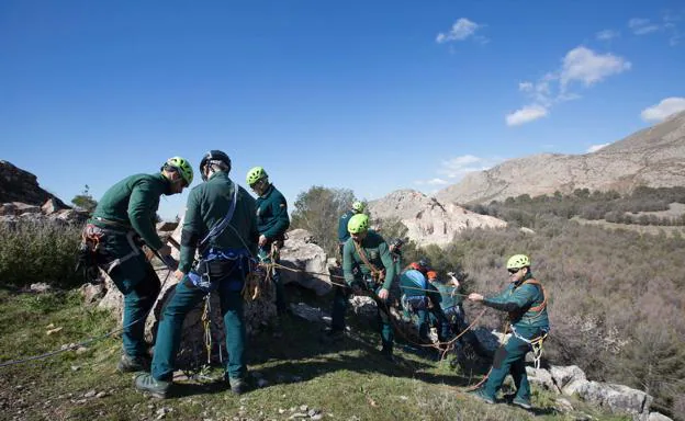 Rescatados una senderista y a un parapentista accidentados en Sierra Nevada