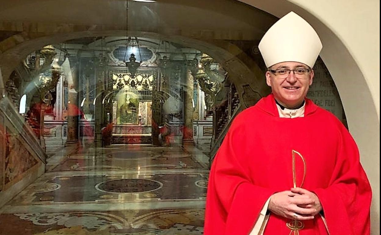 Sebastián Chico, obispo de Jaén, posa delante de la tumba de San Pedro en el Vaticano. 