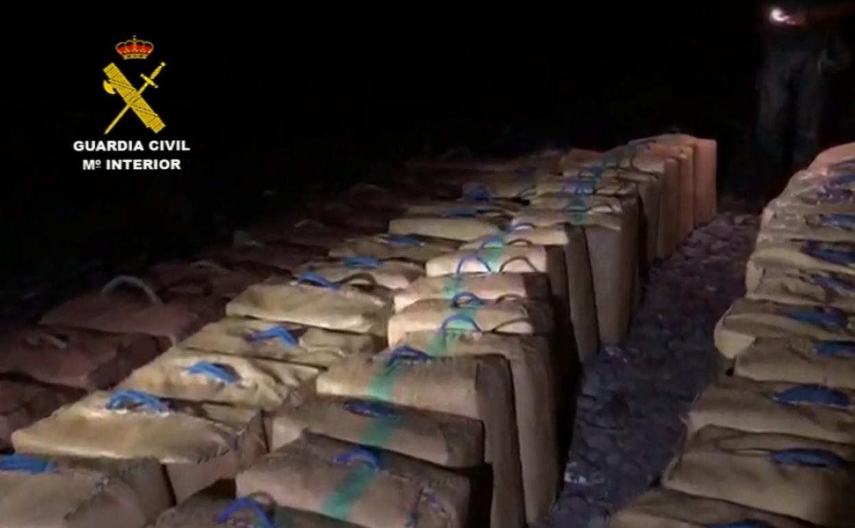 Incautan 3.300 kilos de hachís en un alijo en la costa de Almería