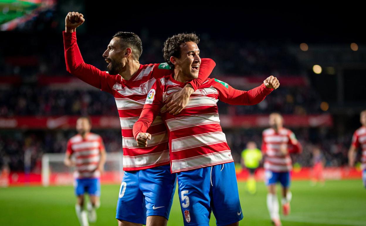 Milla celebra con Antonio Puertas el gol del almeriense al Barça. 