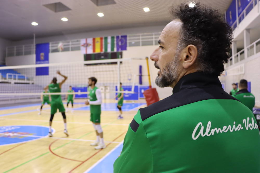 Berenguel, pendiente del entrenamiento de su equipo con fecha de vuelta fijada para el sábado ante Palma. 