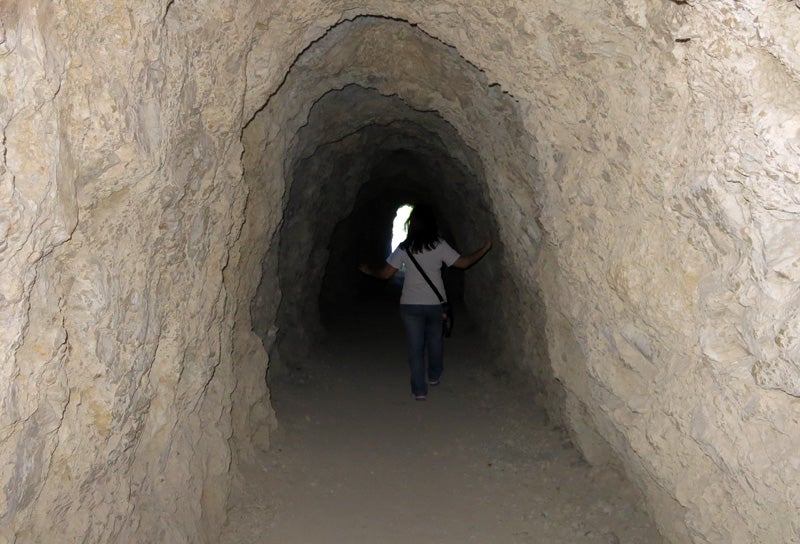 El interior de la galería excavada en la tierra de la ruta de la Cerrada.