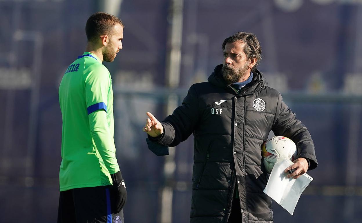 Quique Sánchez Flores habla con Borja Mayoral, uno de los recién llegados. 